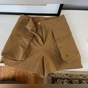 LULULEMON Relaxed-Fit Super-High-Rise
Cargo Short 4". NEVER WORN